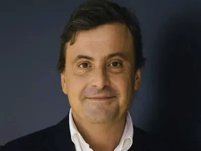 Carlo Calenda raccomanda Oxelvian